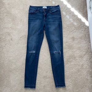 Skinny jeans with knee holes